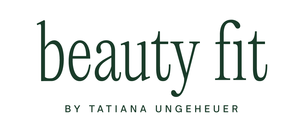 Dunkelgrüner Text auf hellem Hintergrund zeigt den Schriftzug "Beauty fit".