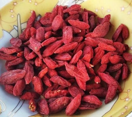 Schale mit getrockneten Gojibeeren auf Tisch, eines von zehn Lebensmitteln zur Unterstützung bei Entgiftung und Reinigung.