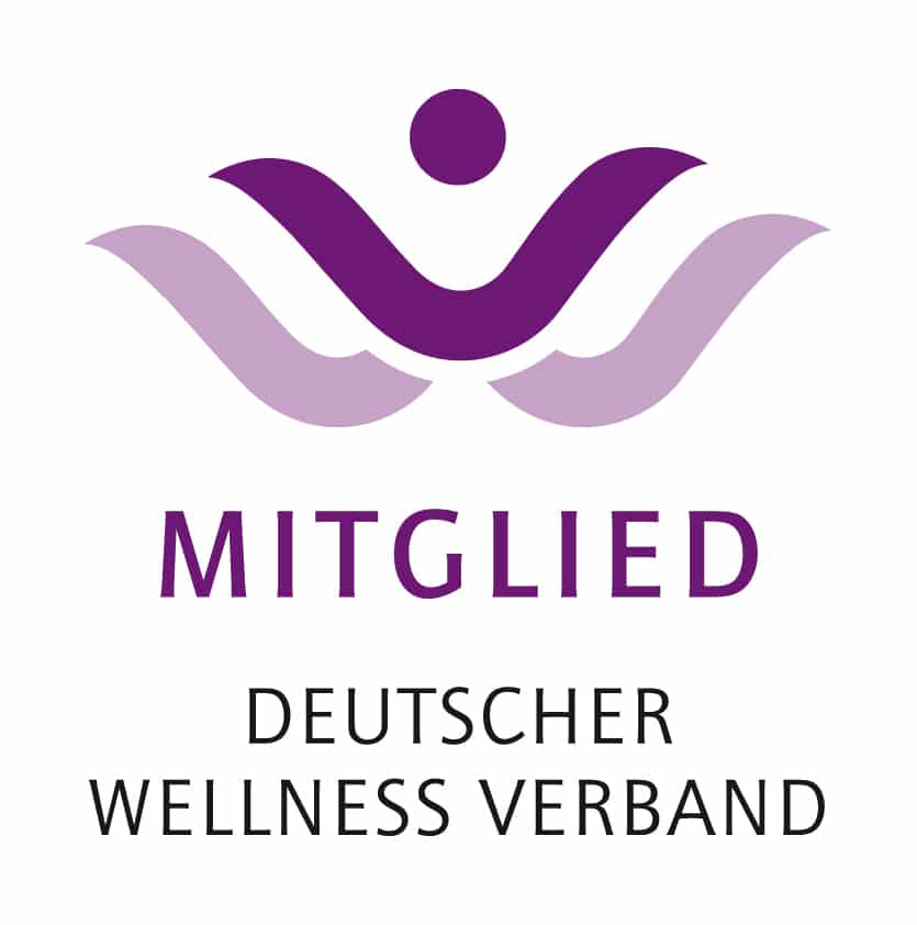 Lila abstraktes Wellness-Logo über der Aufschrift MITGLIED DEUTSCHER WELLNESS VERBAND auf weißem Hintergrund.